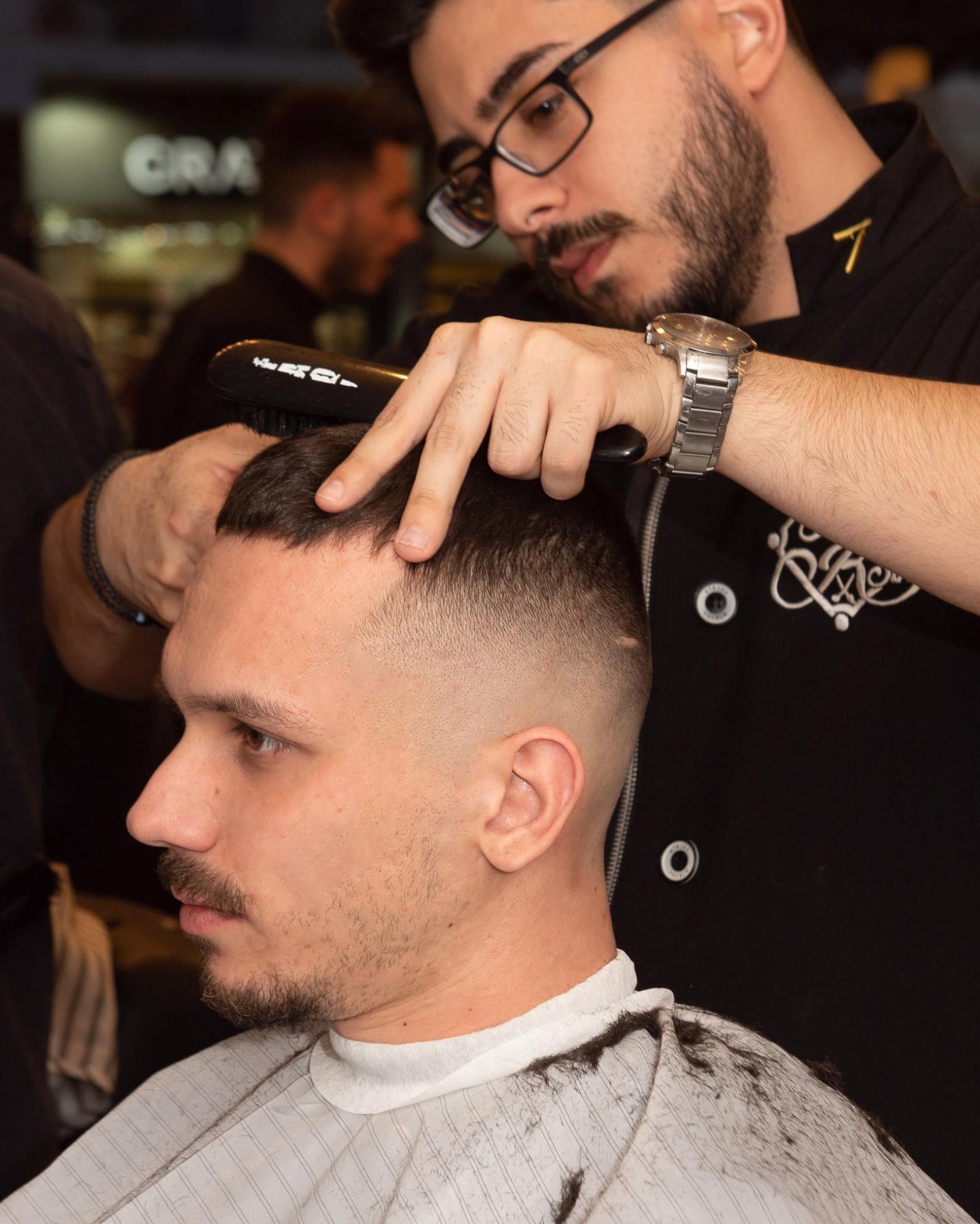 Ο Μάνος, owner του STATE Hair Studio, εν ώρα κουρέματος